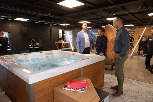 Presentation of the Marlin Geometric whirlpool bath from Canadian Spa International® in bamboo cladding.